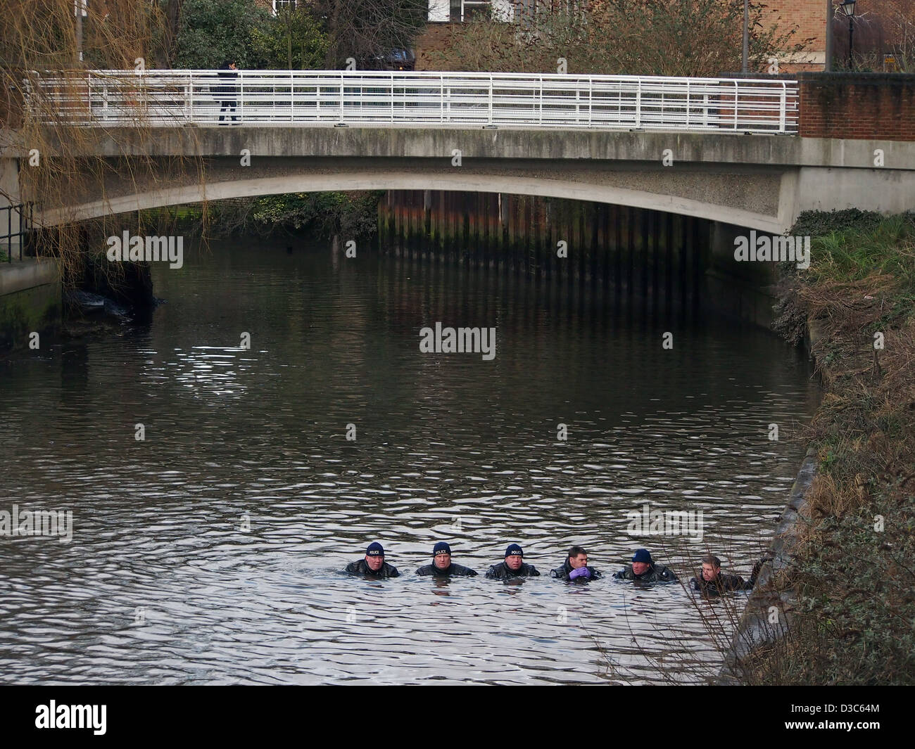 Recherche de personne disparue, la police le long du canal à Brentford. Banque D'Images