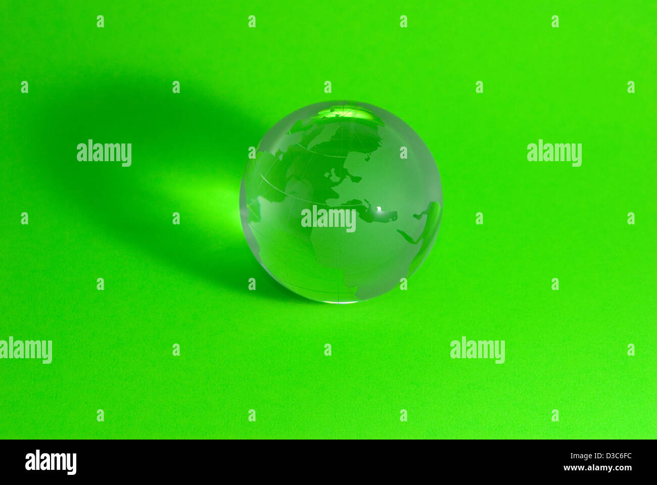 Earth globe de verre ou d'une sphère sur fond vert Banque D'Images