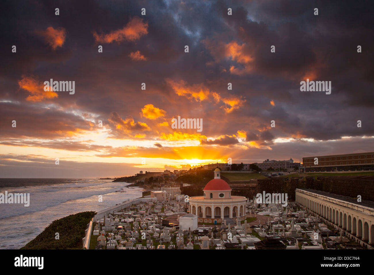 Lever de soleil sur l'historic Santa Maria Magdalena de Pazzis cimetière dans le vieux San Juan Puerto Rico Banque D'Images