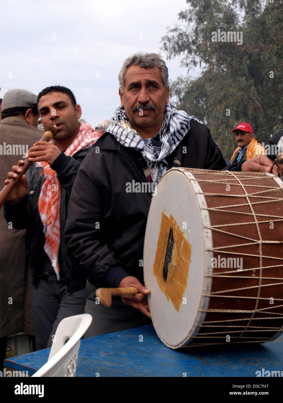 Musiciens turcs jouer zurna et bidons pour foule pendant le Festival de lutte de chameaux Selcuk-Efes, Turquie. Banque D'Images