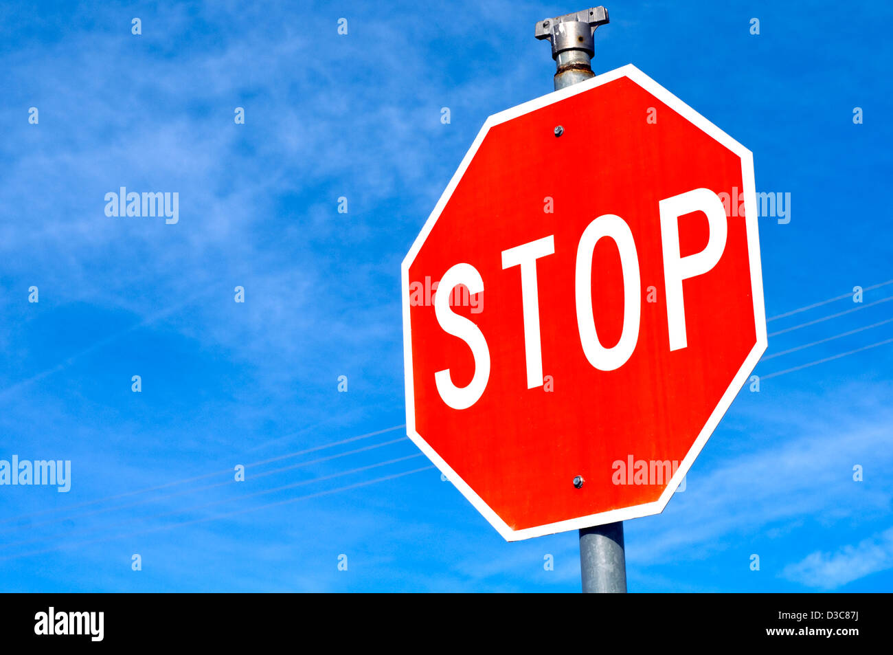 Stop rouge contre un ciel bleu Banque D'Images