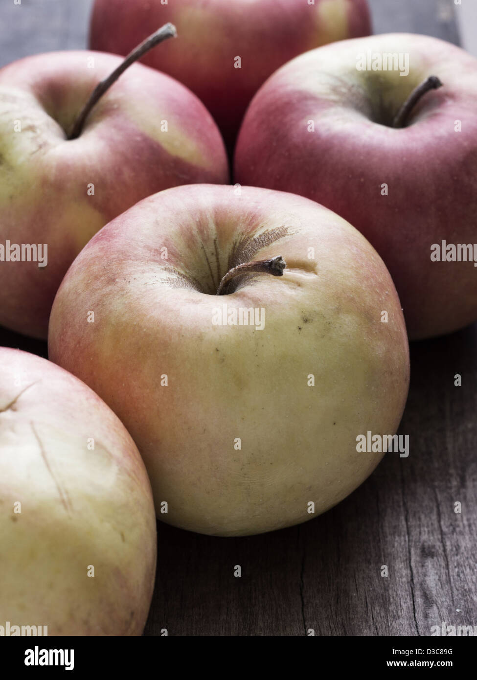 Pommes sur une table en bois.Close up Banque D'Images