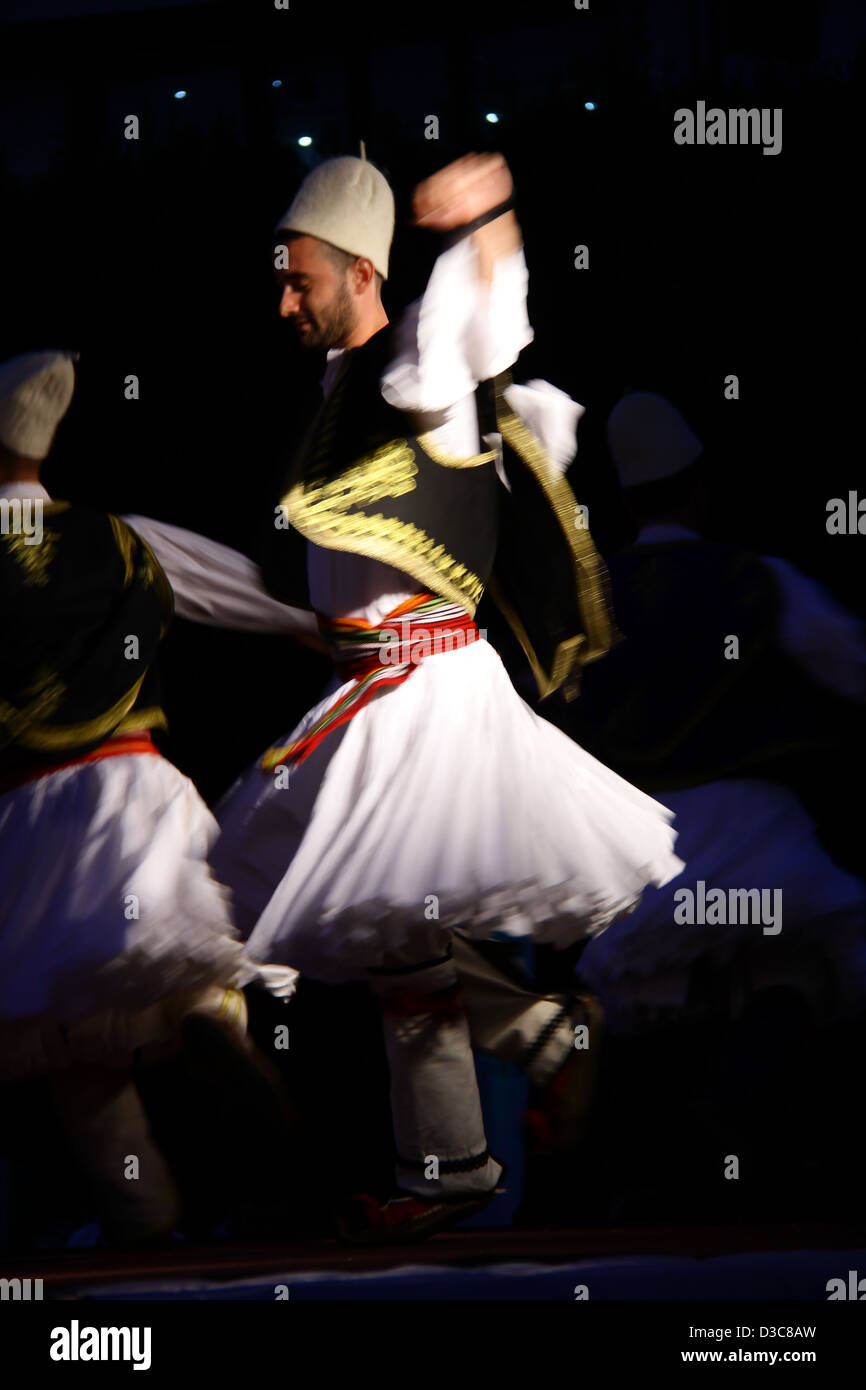 Sur scène de danse folklorique des Balkans dans un festival Banque D'Images