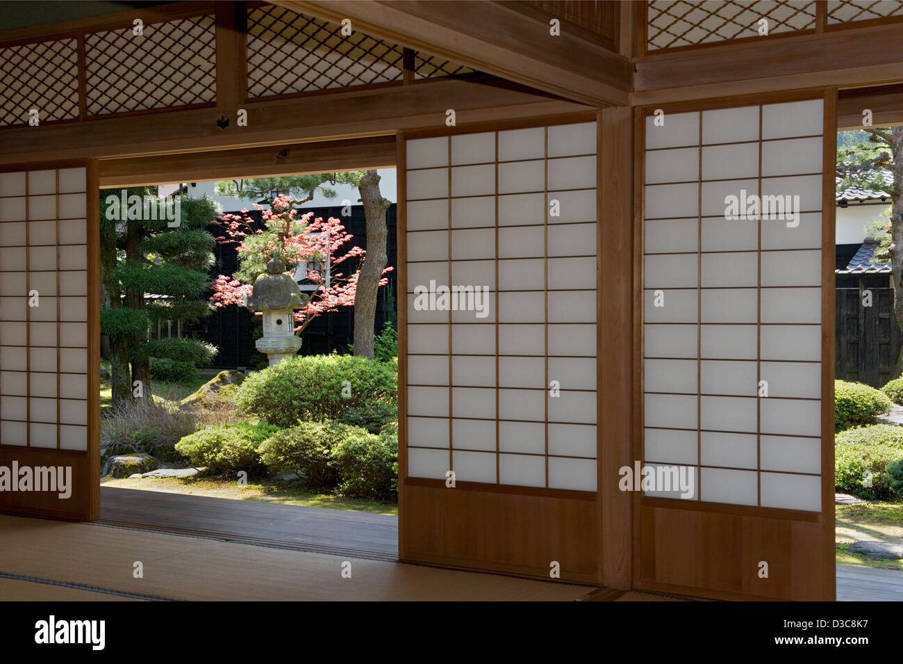 Écrans coulissants Shoji ouvert à vue ensoleillée du jardin japonais à Bukeyashiki Uchiyamake Kyu dans maison samouraï Echizen-Ono, Japon Banque D'Images