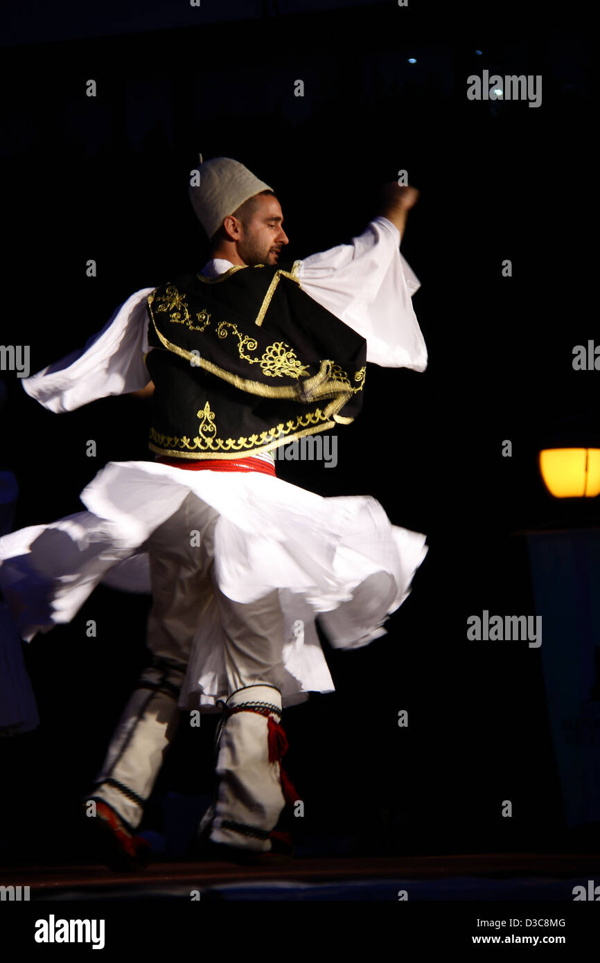 Sur scène de danse folklorique des Balkans dans un festival Banque D'Images