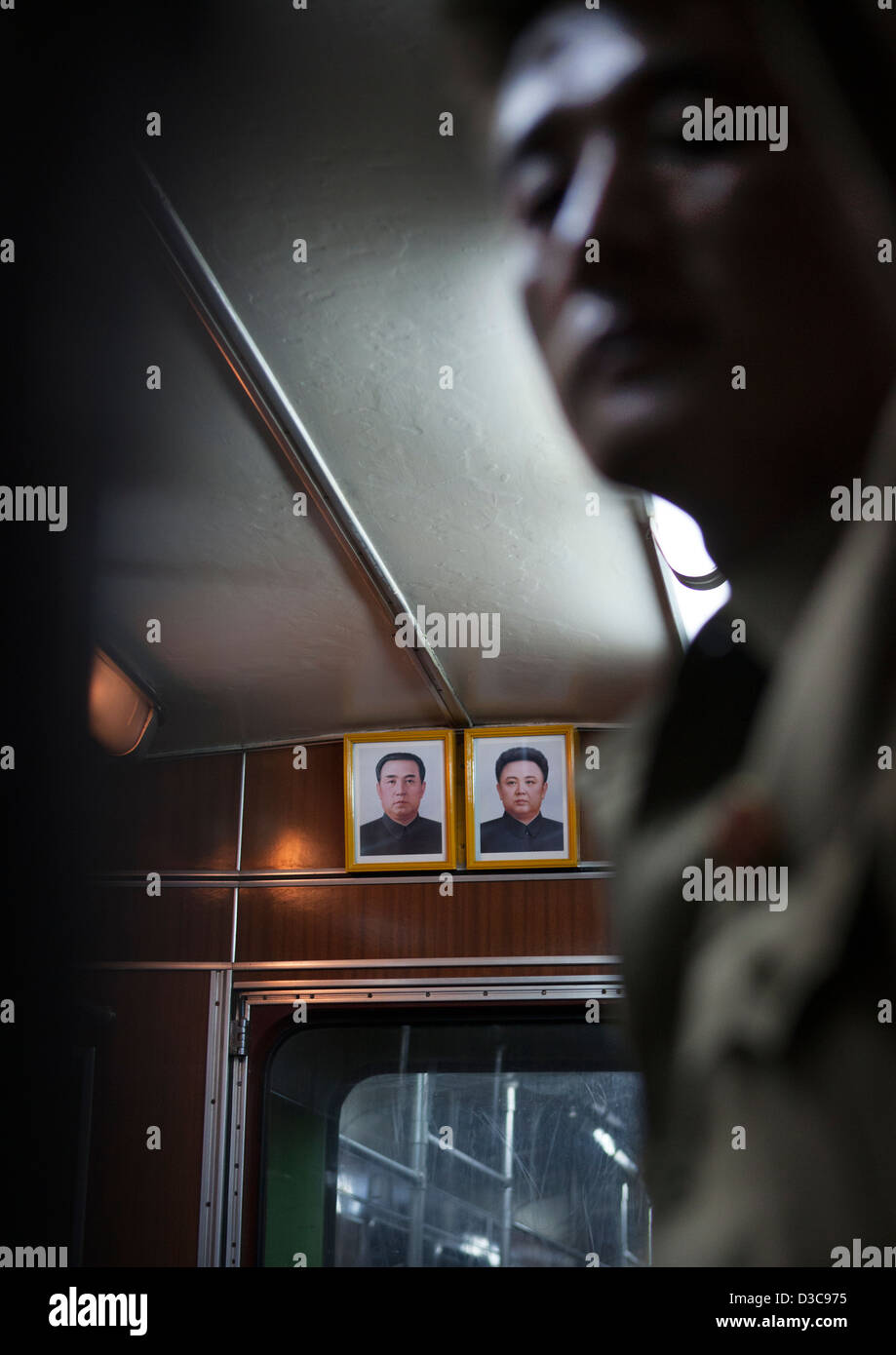 Les portraits officiels de la Chers Leaders dans le métro, train, Pyongyang, Corée du Nord Banque D'Images