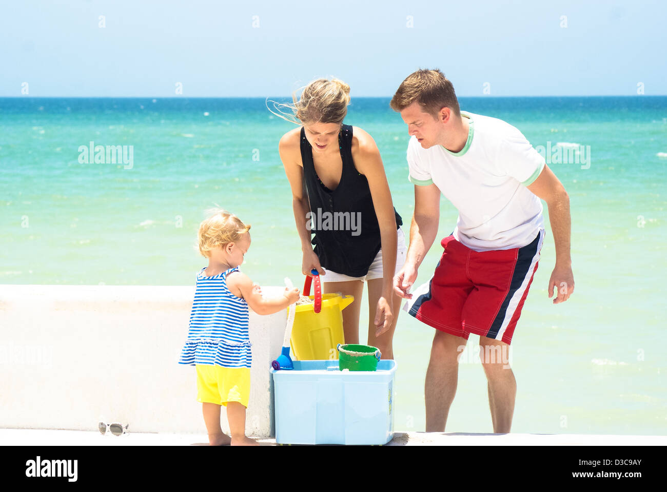 Jeu de famille à la plage un jour d'été Banque D'Images