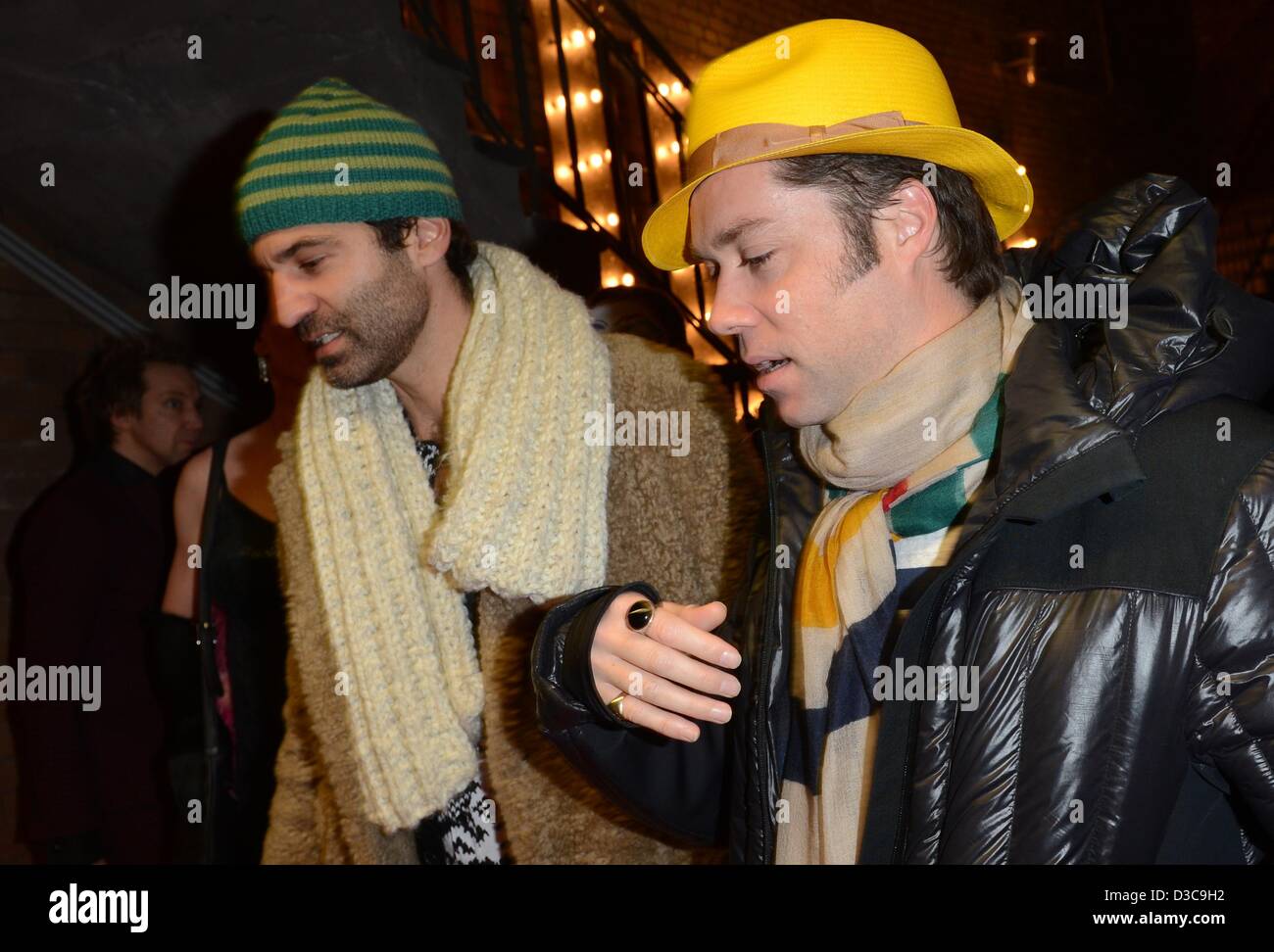 Le musicien canadien Rufus Wainwright (R) et son partenaire Jorn Weisbrodt arrivent pour le Teddy Award cérémonie dans le cadre du 63e Festival du Film de Berlin, aka Berlinale, à Berlin, Allemagne, 15 février 2013. Le 27e Prix Teddy est sur des plus prestigieux prix queer film. Comme un symbole de l'engagement politique, le prix est décerné en reconnaissance de films et de personnes impliquées dans les questions queer communiquer à un large public. Photo : Jens Kalaene/dpa Banque D'Images