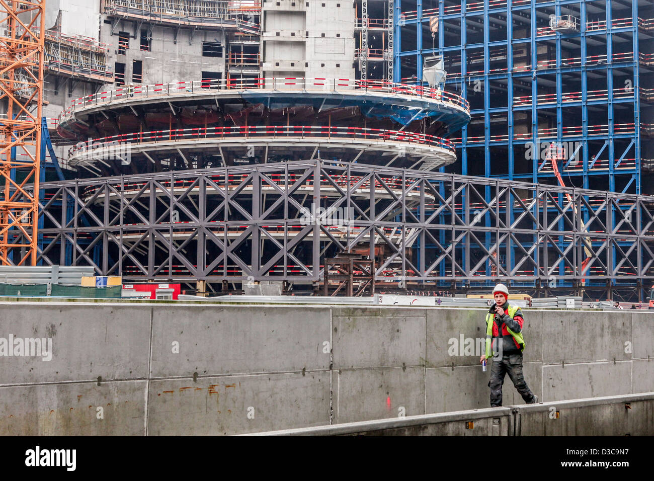 Un travailleur sur le site de construction du nouveau siège du Conseil européen Banque D'Images