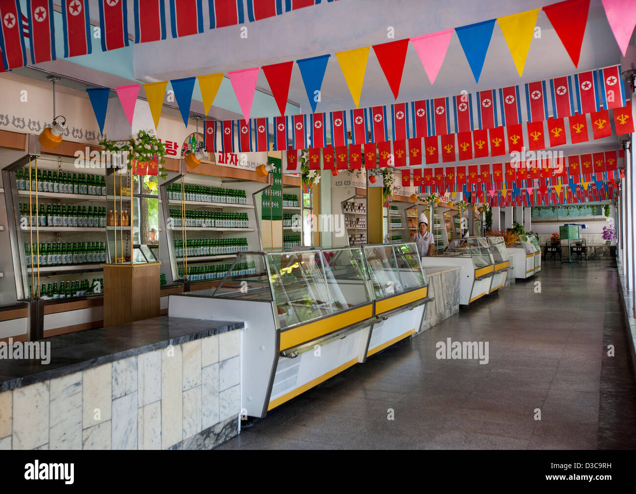 Boutique avec des drapeaux de la Corée du Nord que la décoration,  Pyongyang, Corée du Nord Photo Stock - Alamy