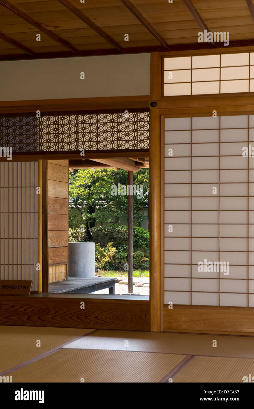Ouvrez l'écran coulissant en papier shoji tatami Chambre avec vue ensoleillée du jardin japonais à la famille Matsudaira Yokokan, Villa Victoria Banque D'Images