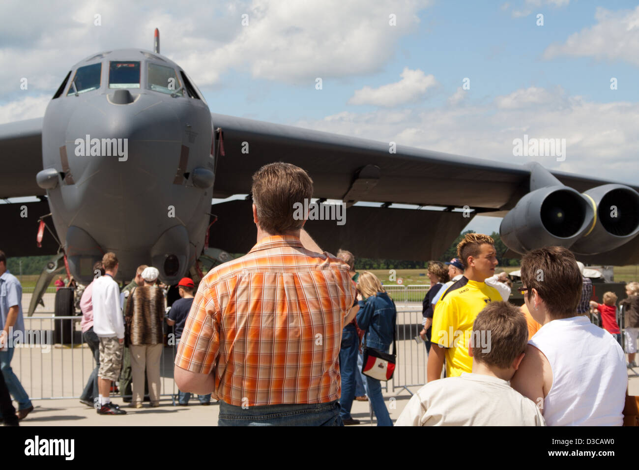 Les gens qui regardent un bombardier B-52 au cours d'un meeting aérien à la base de l'OTAN Geilenkirchen. Banque D'Images