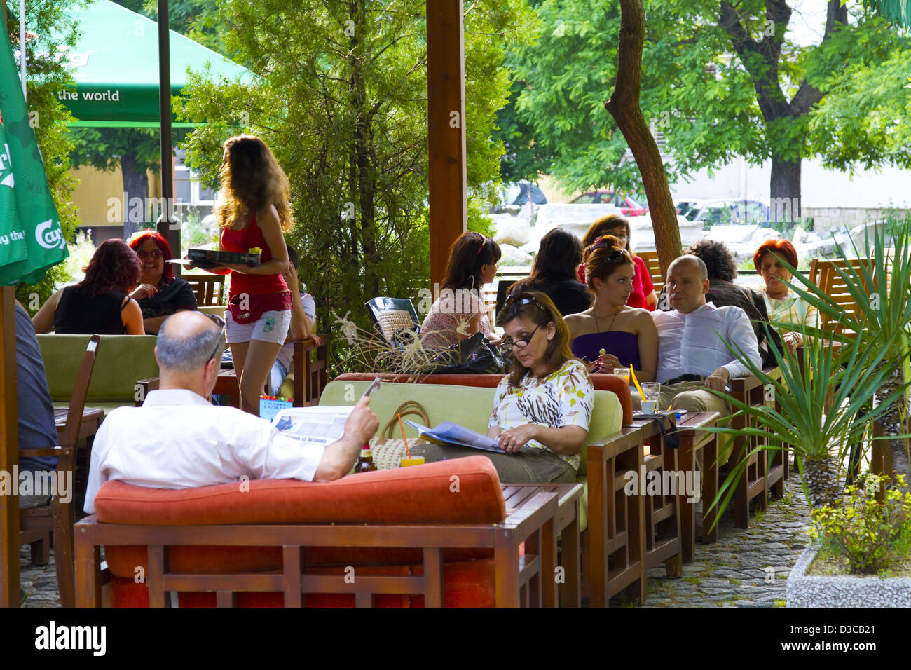 La Bulgarie, Europe, Plovdiv, le roi Alexandre de Battenberg Square, les gens dans le restaurant-terrasse. Banque D'Images