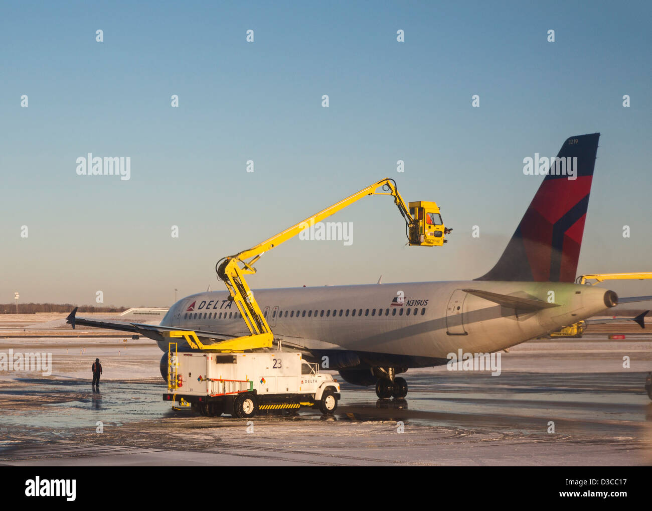 Detroit, Michigan - un camion sprays liquide de dégivrage sur un avion de Delta Airlines avant un vol à l'aéroport Detroit Metro. Banque D'Images