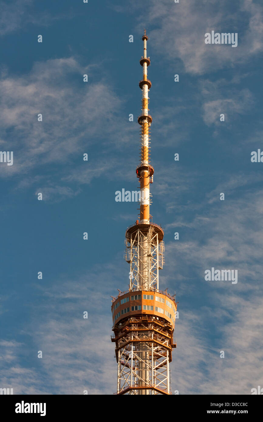 Tour de télécommunication à Kiev, Ukraine. Il est le plus grand réseau indépendant de la construction en acier dans le monde. Construite en 1973. Banque D'Images