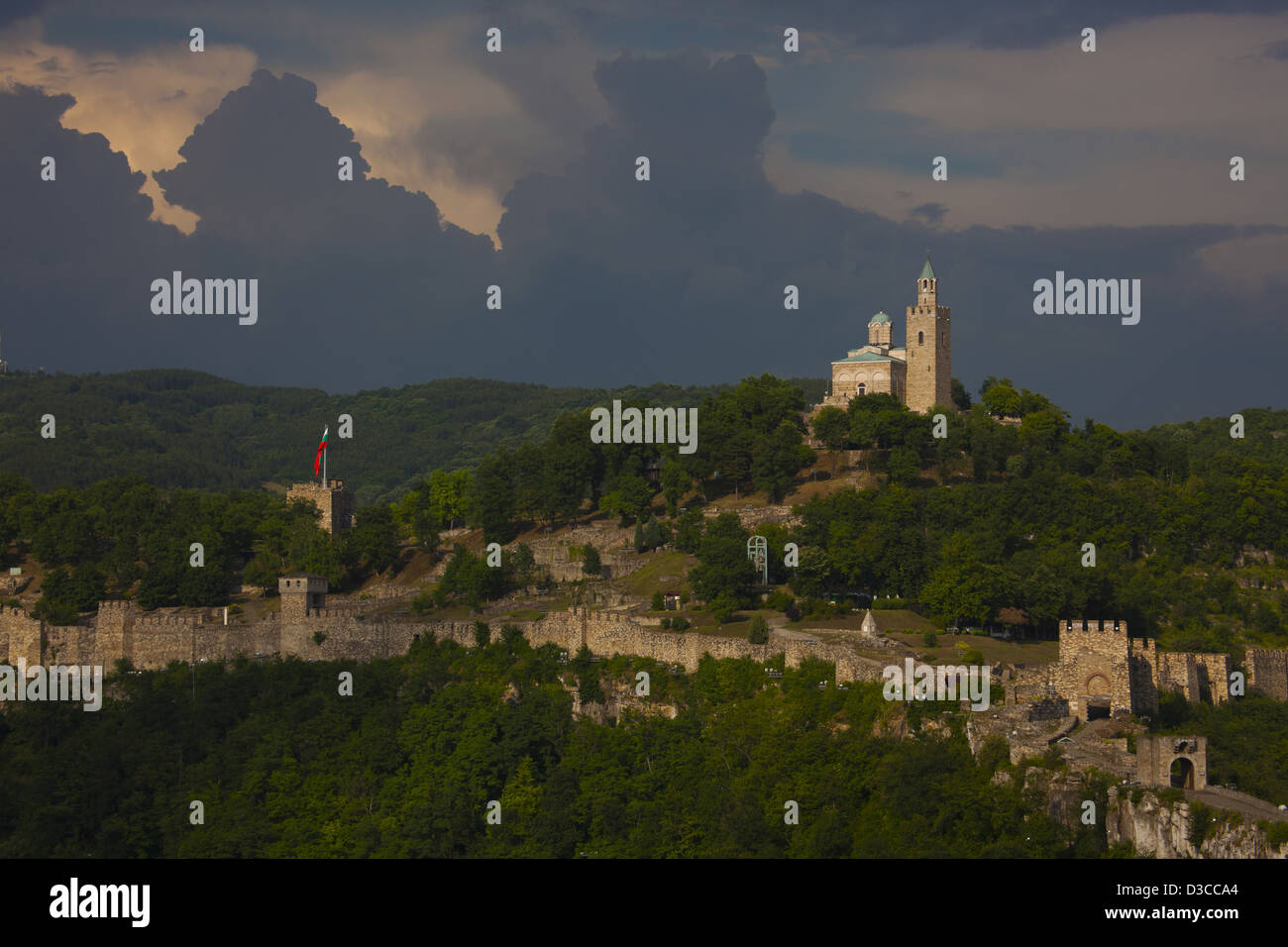 La Bulgarie, Veliko Tarnovo, Forteresse de tsarevets, Église de l'Sauveur, patriarcale complexe, Stormy Weather Banque D'Images