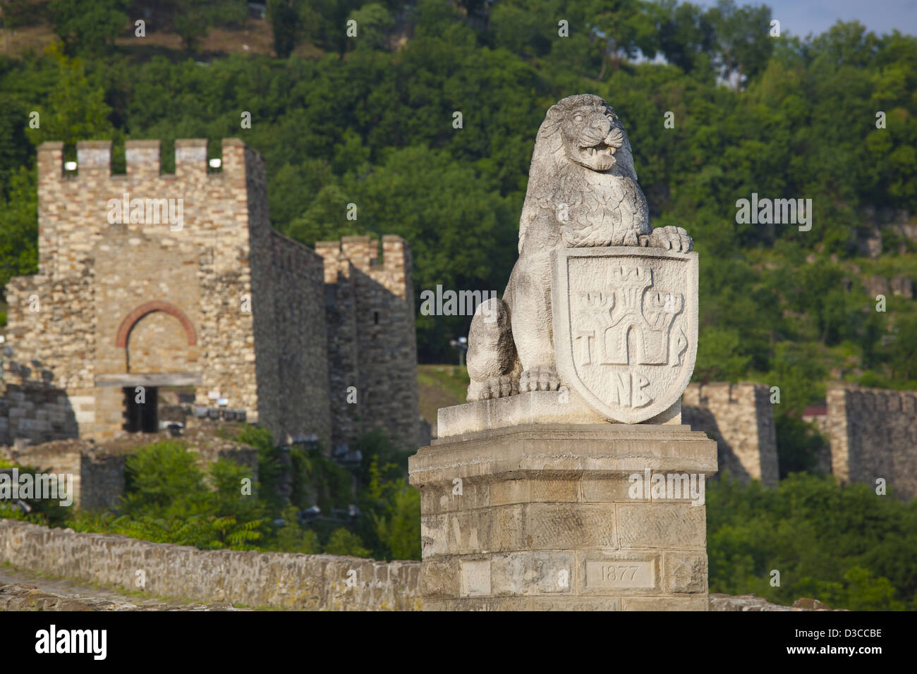 La Bulgarie, Europe, Veliko Tarnovo, la forteresse de tsarevets, porte principale, Guardian Statue Lion Holding Crest, symbole de l'État Banque D'Images