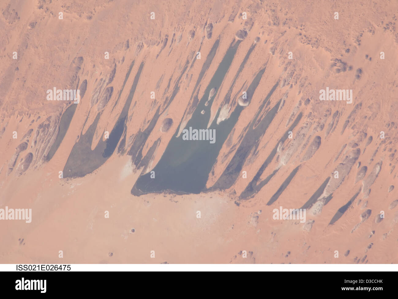 L'équipage de la Station spatiale internationale de la NASA capture une vue imprenable sur les lacs d'Ounianga dans le désert du Sahara, mettant en évidence les écosystèmes terrestres depuis l'espace. Banque D'Images