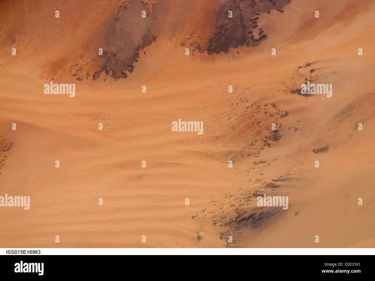 L'équipe de la Station spatiale internationale de la NASA a capturé une image du désert du Sahara depuis l'orbite, mettant en évidence le vaste paysage désertique et ses caractéristiques géologiques. Banque D'Images