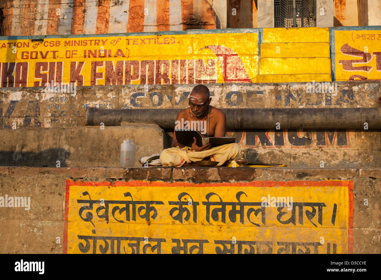 Man reading,sur les ghats, Varanasi, Inde Banque D'Images