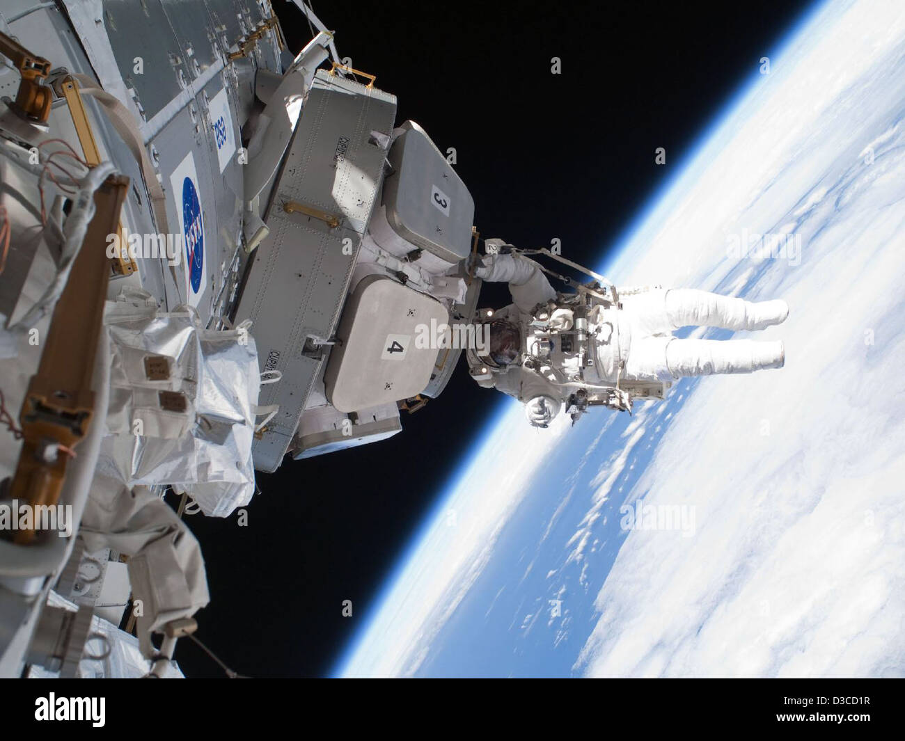 L'astronaute Nicholas Patrick capture des vues époustouflantes de la Terre depuis la Station spatiale internationale, partageant des observations scientifiques vitales du laboratoire spatial. Banque D'Images