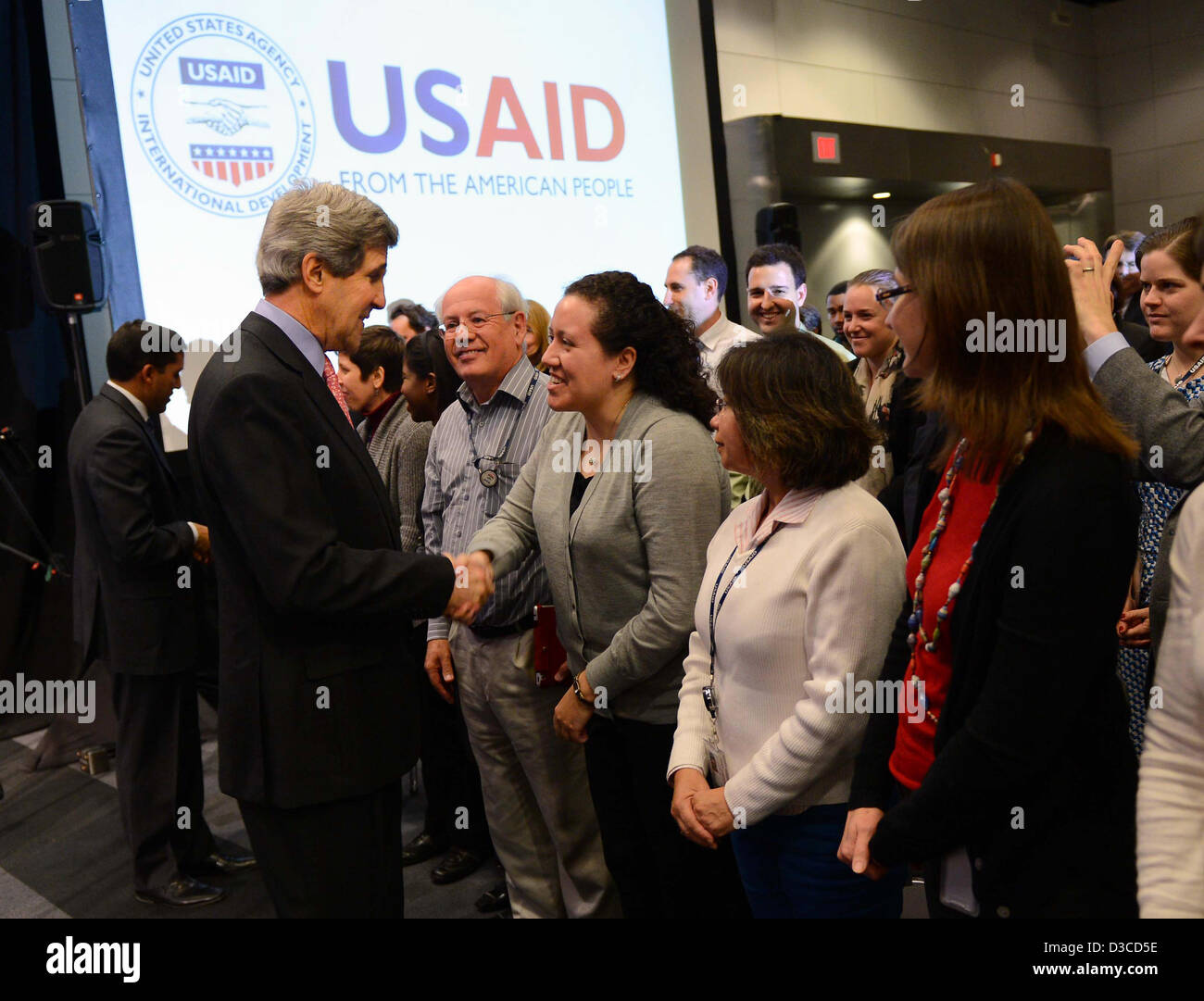 Le secrétaire d'Etat américain John Kerry salue des employés de l'Agence américaine pour le développement international (USAID) à la Ronald Reagan Building Le 15 février 2013 à Washington, DC. Banque D'Images Le secrétaire d'Etat américain John Kerry salue des employés de l'Agence américaine pour le développement international (USAID) à la Ronald Reagan Building Le 15 février 2013 à Washington, DC. Banque D'Images