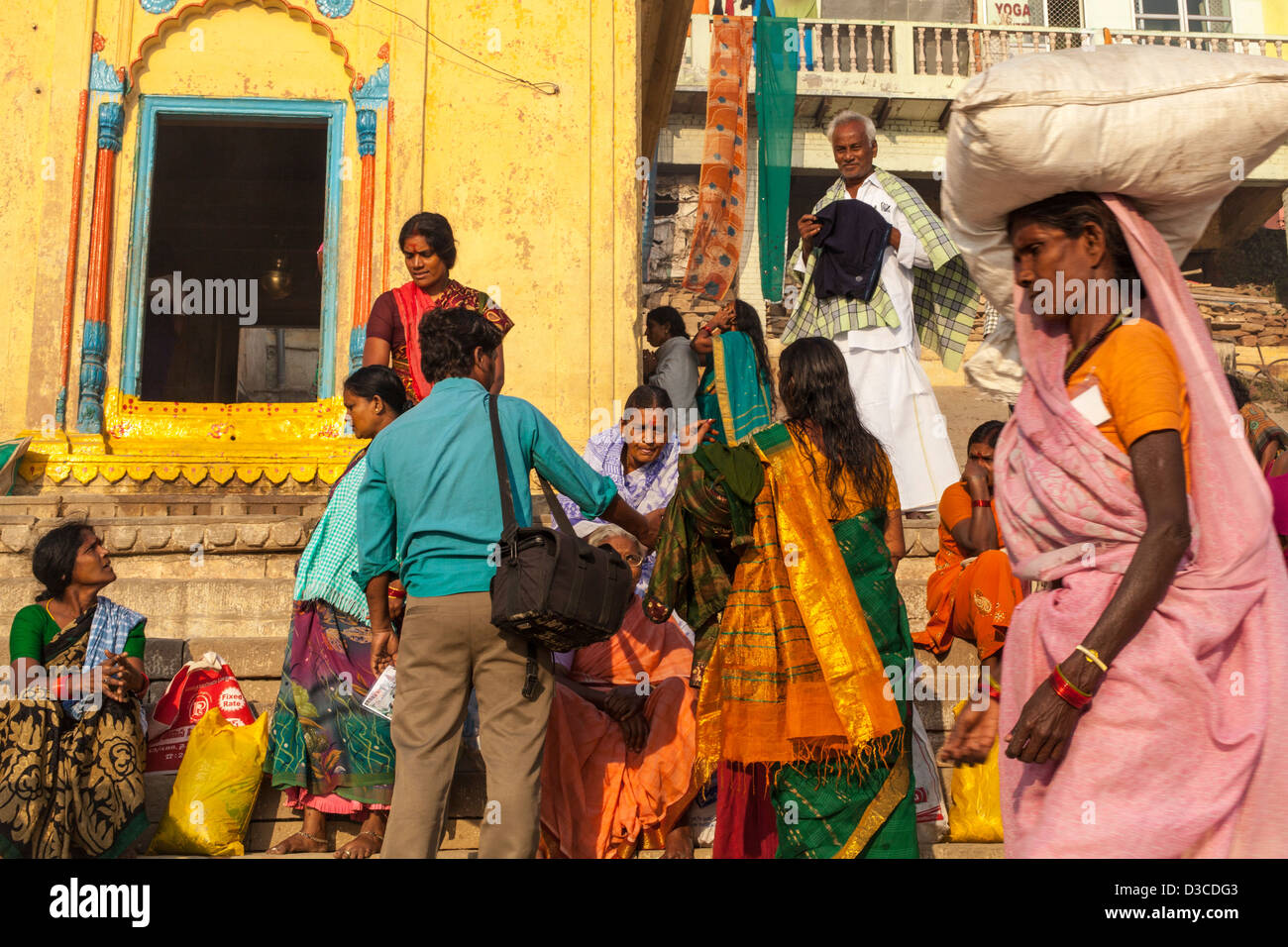 Matin sur le ghats de Varanasi, Inde Banque D'Images