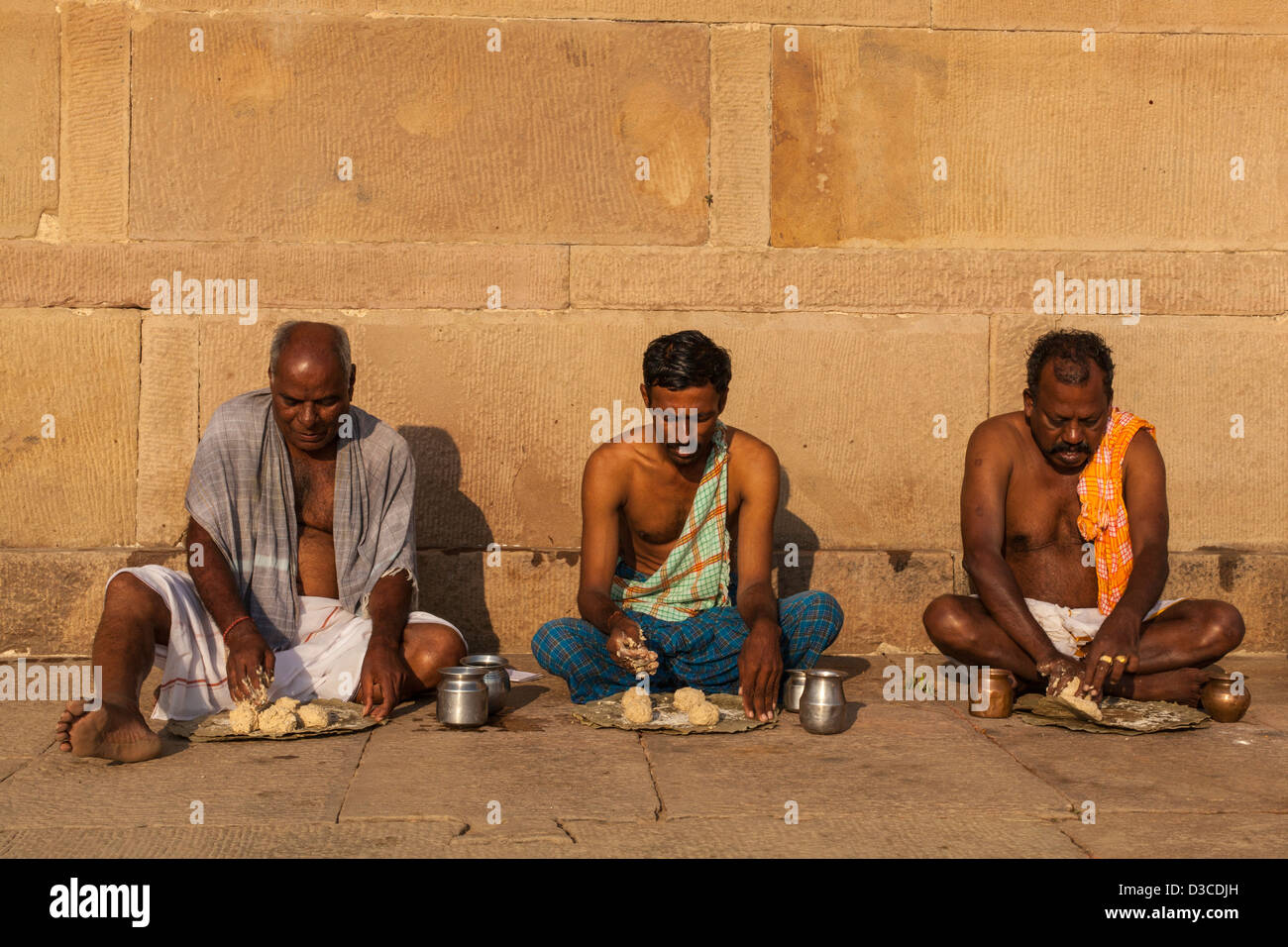 Préparer les hommes, Chapatis Varanasi, Inde Banque D'Images