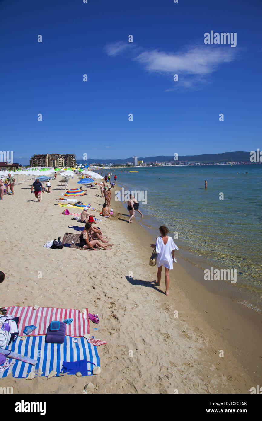 La Bulgarie, l'Europe, côte de la mer Noire, au sud de Sunny Beach, les personnes bénéficiant de la plage, des parasols. Banque D'Images