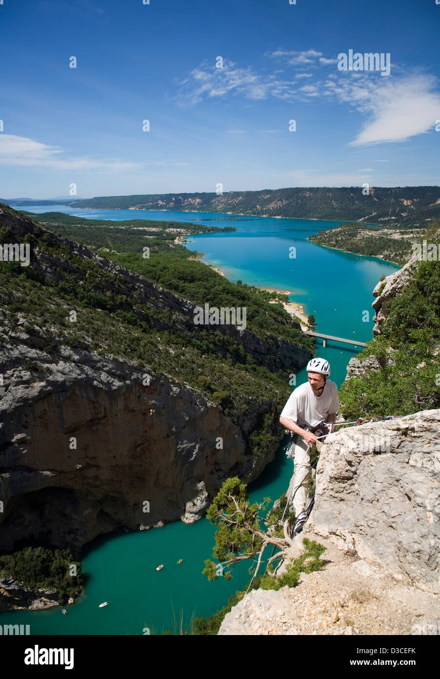 Rock-climber avec vue sur le Lac de Sainte Croix en arrière-plan, le Canyon du Verdon, Provence, France, Europe Banque D'Images