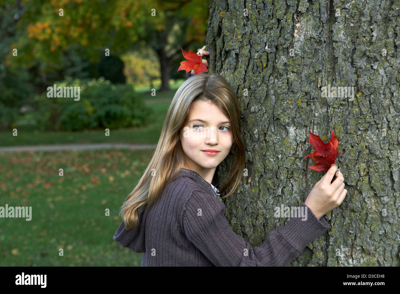 Beau 7 ans girl holding autumn leaf. Banque D'Images