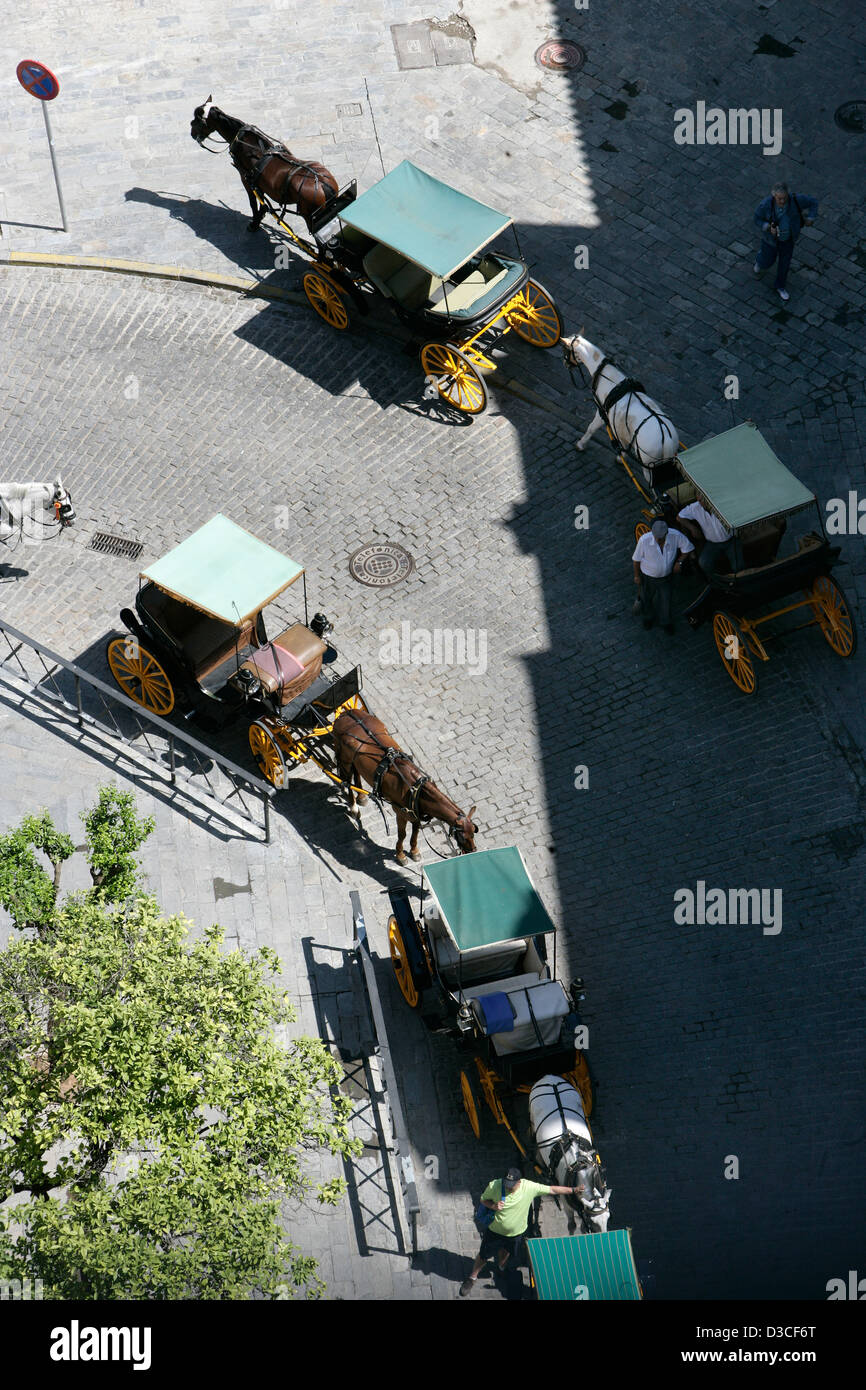 Chariots tirés par des chevaux pour l'industrie du tourisme à Séville en Espagne. Banque D'Images