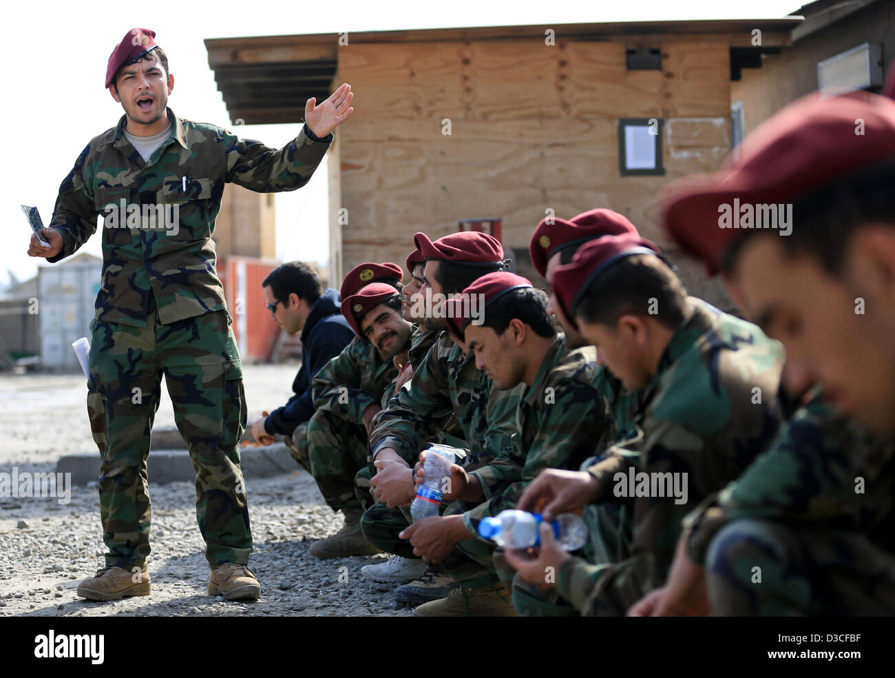 Un commando de l'Armée nationale afghane mémoires sergent du peloton des soldats avant d'exercices d'entraînement 11 février, 2-13 exercices dans le Bihsud district de la province de Nangarhar, Afghanistan, le 11 février 2013. Les forces américaines devraient se retirer d'ici à 2014 comme le transfert de troupes afghanes continuent. Banque D'Images