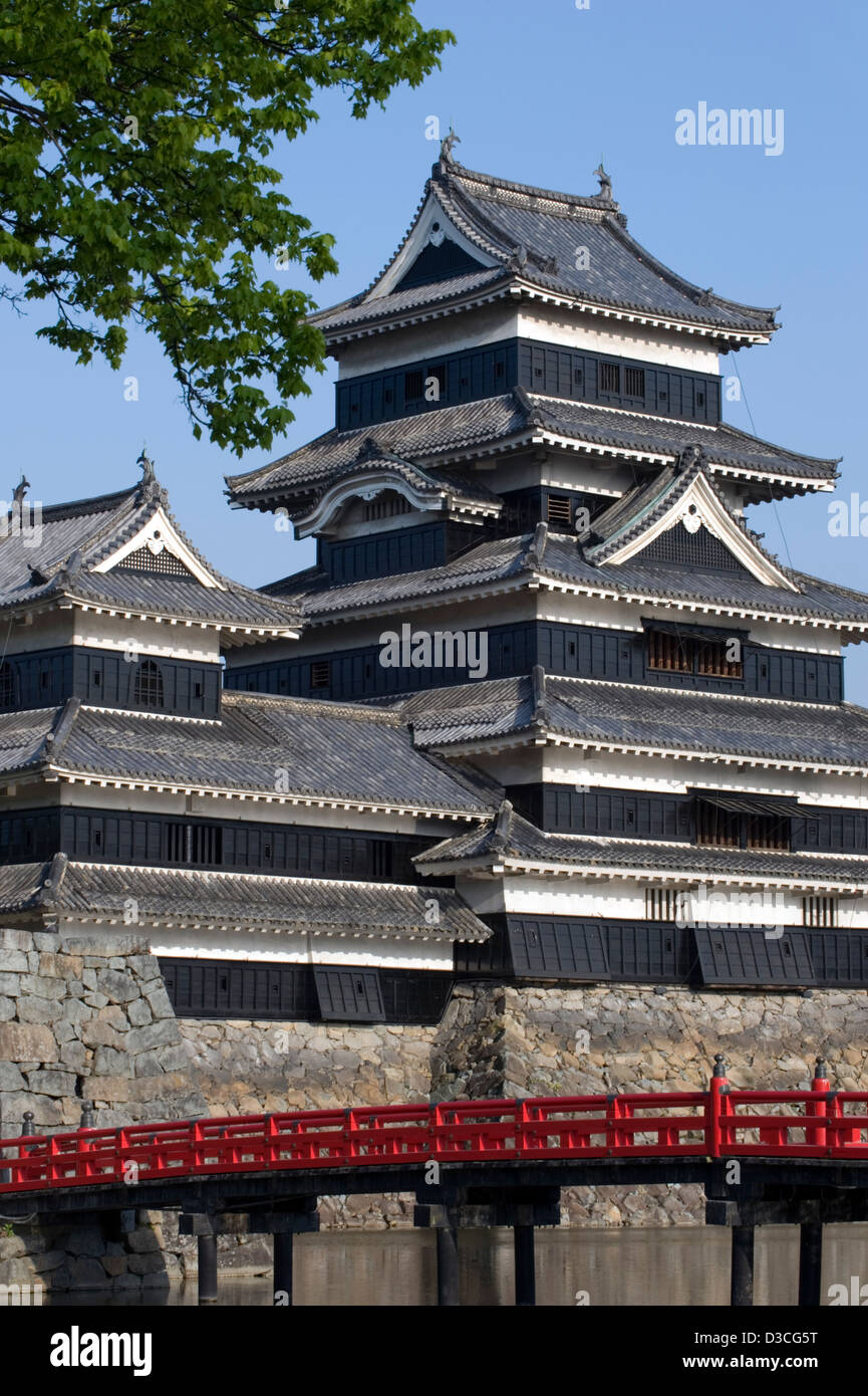 16ème siècle Château de Matsumoto, également connu sous le nom de Château-de-Corbeau, est un trésor national du Japon construit par Shimadachi Sadanaga. Banque D'Images