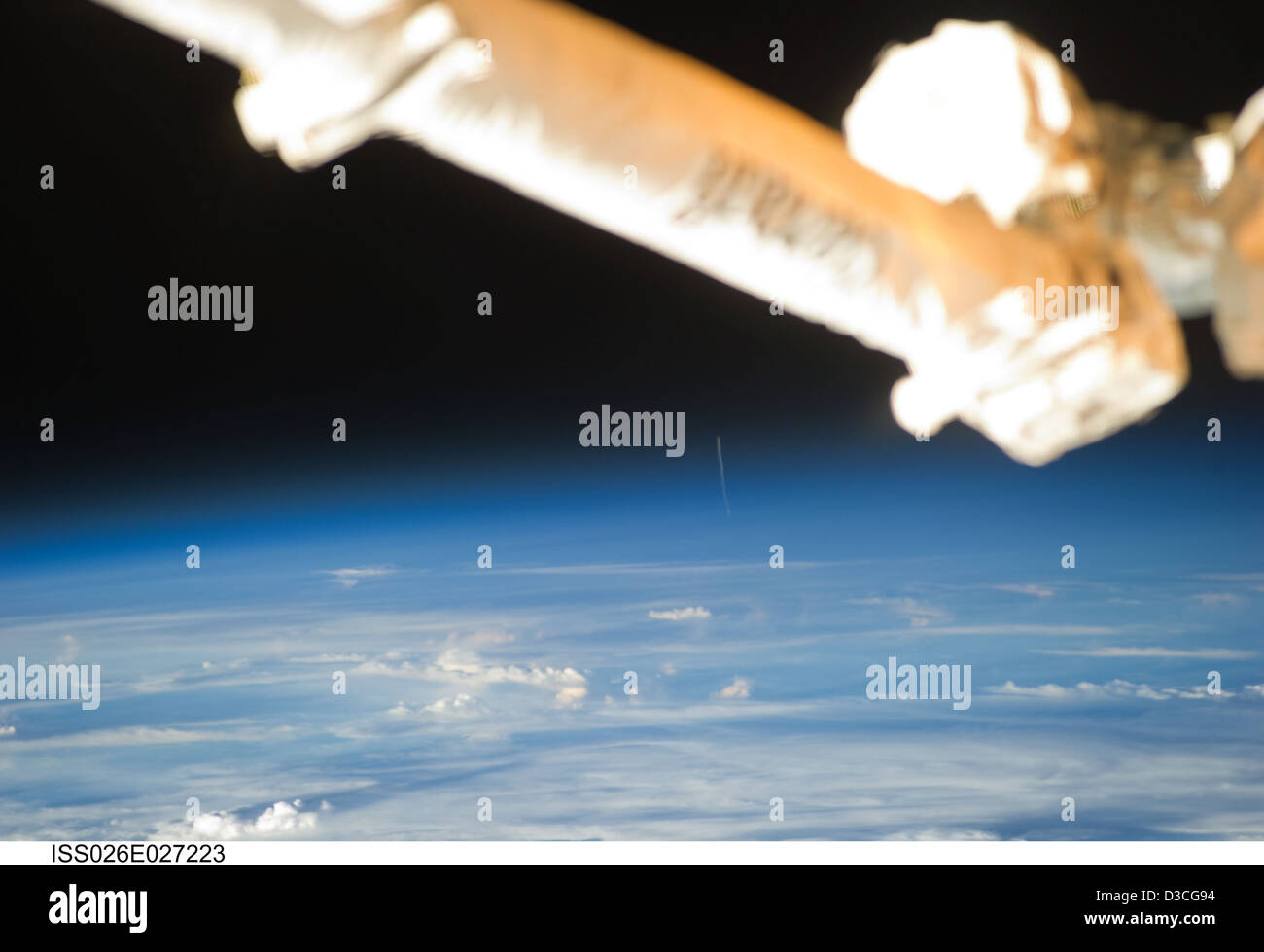 Lancement de fusée Ariane 5 depuis la Guyane française capturée depuis la Station spatiale internationale. Le lancement fait partie de la recherche en observation de la Terre menée par l'Agence spatiale européenne (ESA), démontrant la capacité de surveiller les activités des ports spatiaux depuis l'orbite. Banque D'Images