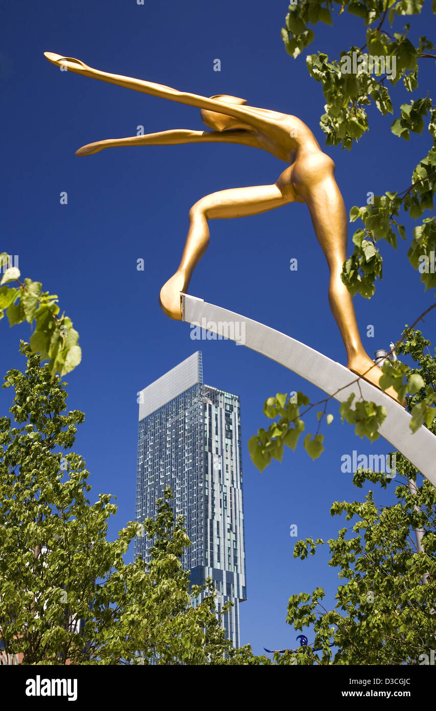 Beetham Tower avec Art Sculpture en premier plan, Manchester, Royaume-Uni, Europe Banque D'Images