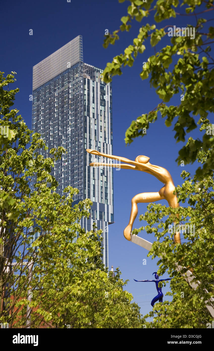 Beetham Tower avec Art Sculpture en premier plan, Manchester, Royaume-Uni, Europe Banque D'Images