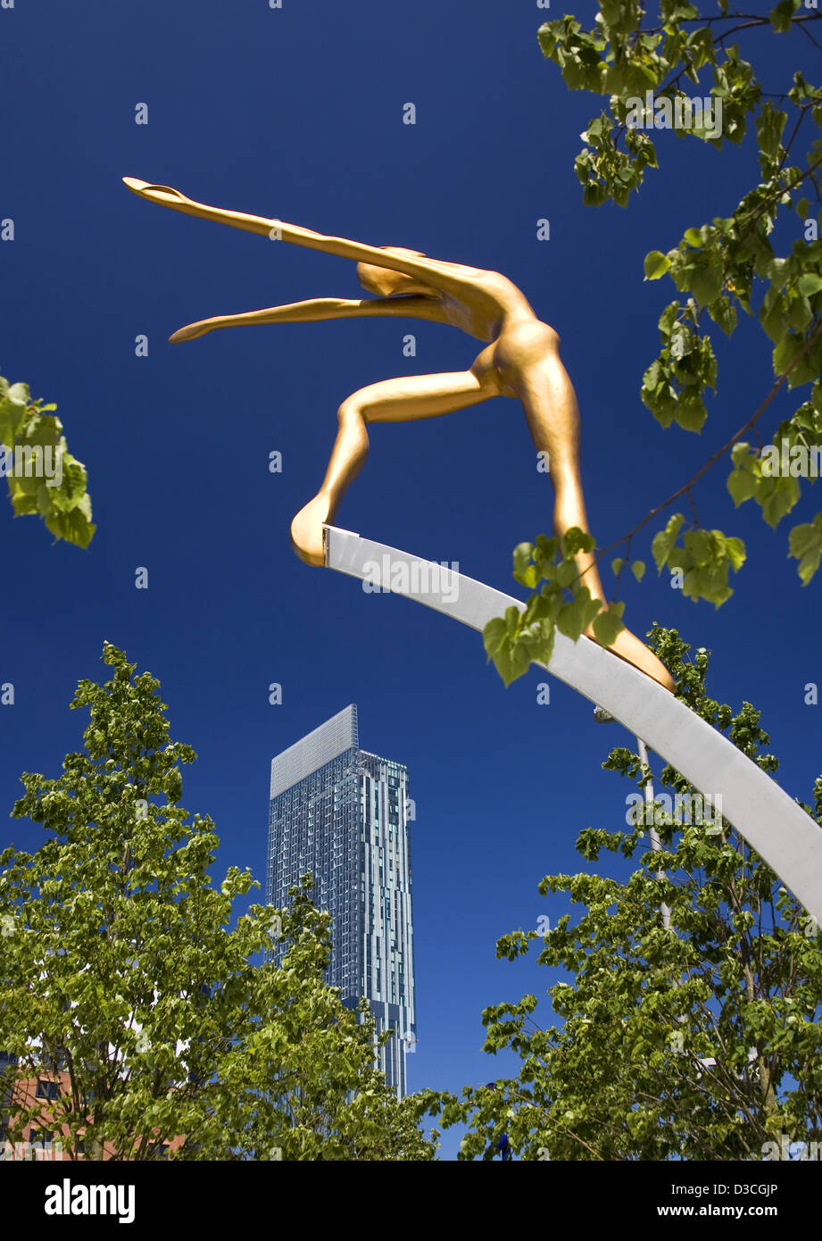 Beetham Tower avec Art Sculpture en premier plan, Manchester, Royaume-Uni, Europe Banque D'Images
