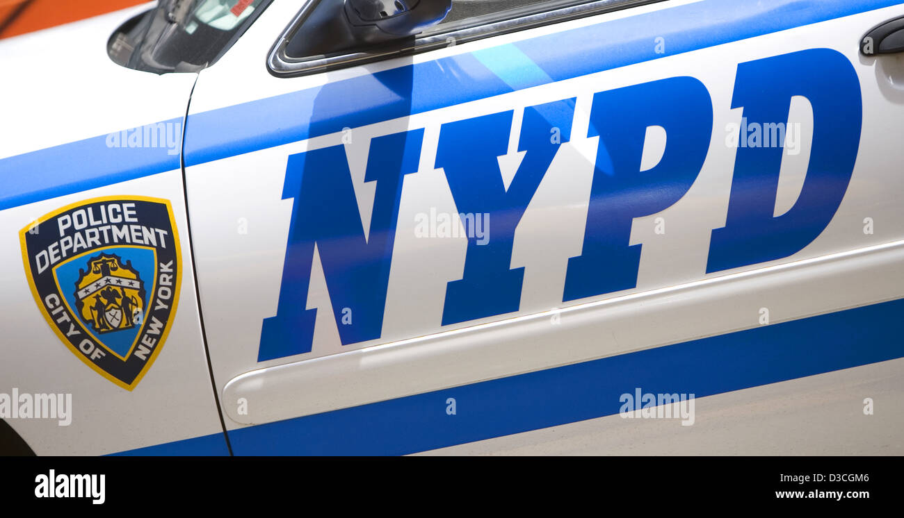 Département de la Police de New York signe sur une voiture de police, New York, USA Banque D'Images