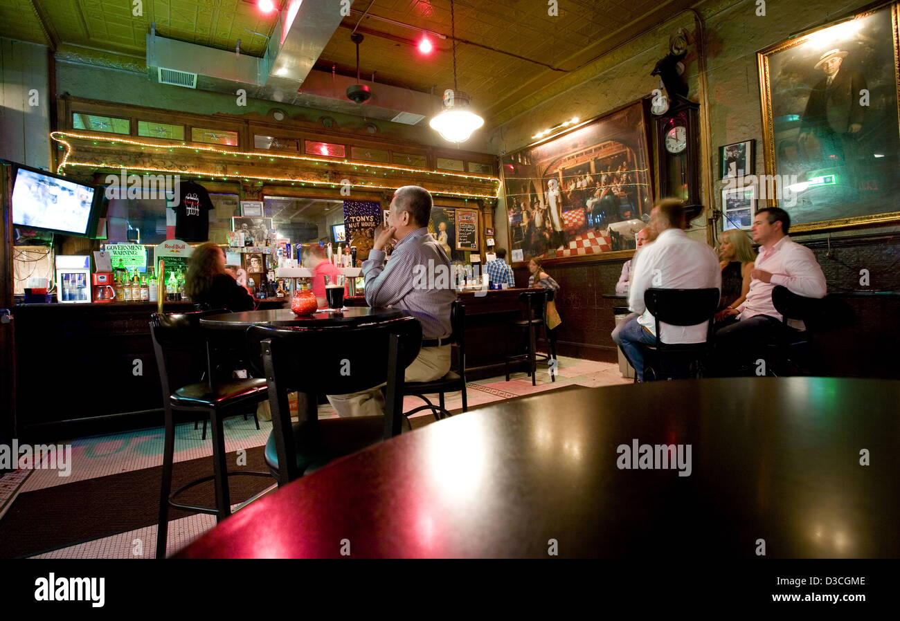 Mulberry Street Bar dans la Petite Italie, où certaines scènes de la série The Sopranos ont été filmés, New York, USA Banque D'Images