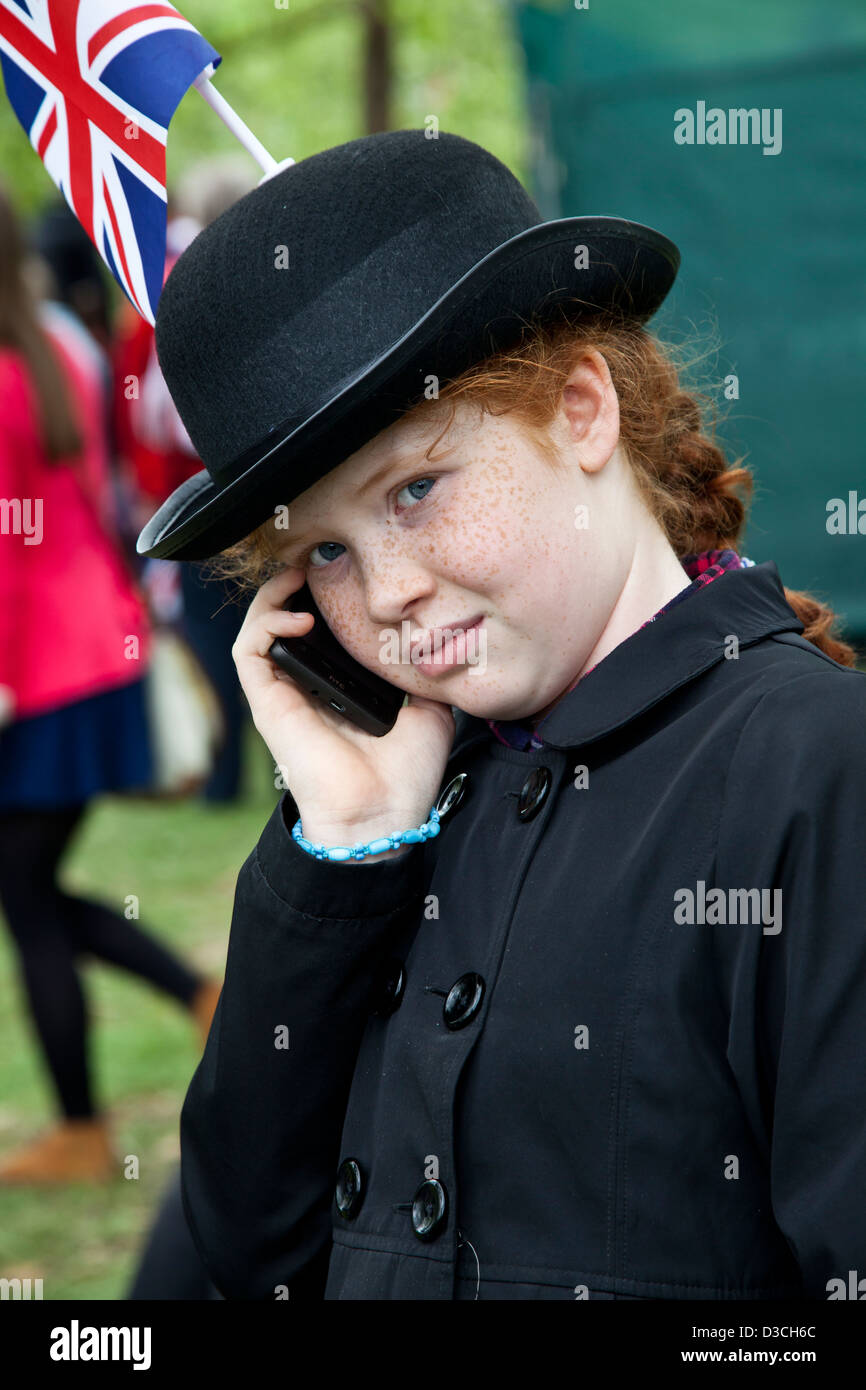British girl wearing a un chapeau melon avec l'Union Jack est talking on  mobile phone au cours du Jubilé de diamant de la Reine Elisabeth II Photo  Stock - Alamy