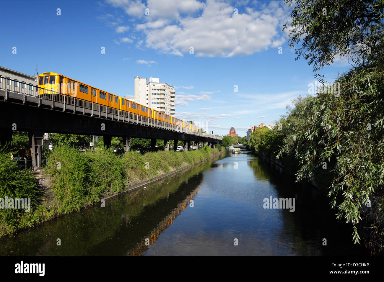 Berlin, Allemagne, métro sur le train surélevé sur la piste du canal Landwehr Banque D'Images