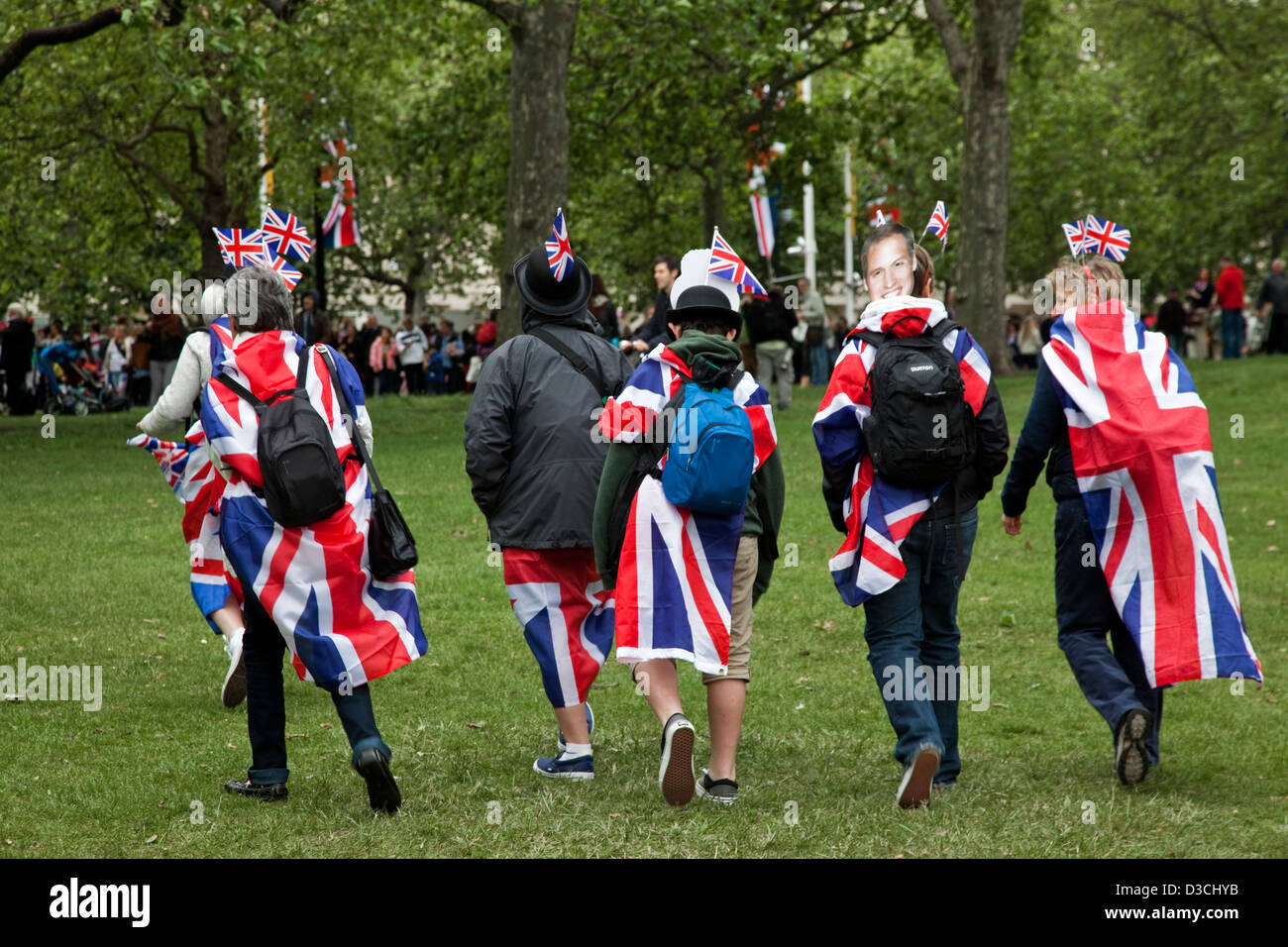 Les jeunes hommes couverts en Union Jack sont marcher dans St James' Park au cours de la Reine Elisabeth II Célébrations du jubilé de diamant Banque D'Images