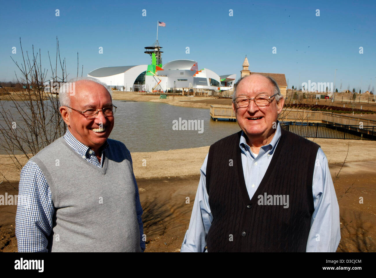 14 février 2013 - Union City, New Jersey, États-Unis - 14 février 2013 - amis d'enfance Robert Kirkland (rt) et Jim Rippy élaborent le musée du parc de découverte. Une firme de Memphis, Ritchie Smith Associates est en train de faire l'architecture du paysage sur les 100 millions de dollars du Musée-découverte en cours de construction à Union City, New Jersey. Kirkland a fait don d'une grande partie de l'argent utilisé pour construire l'état de l'art du musée historique. (Crédit Image : © Karen Pulfer Focht/l'appel Commercial/ZUMAPRESS.com) Banque D'Images