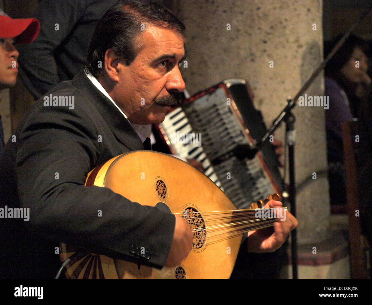 Homme jouant oud turc Turkish Night Show de danses traditionnelles dans la région de Cappadoce, Turquie. Banque D'Images