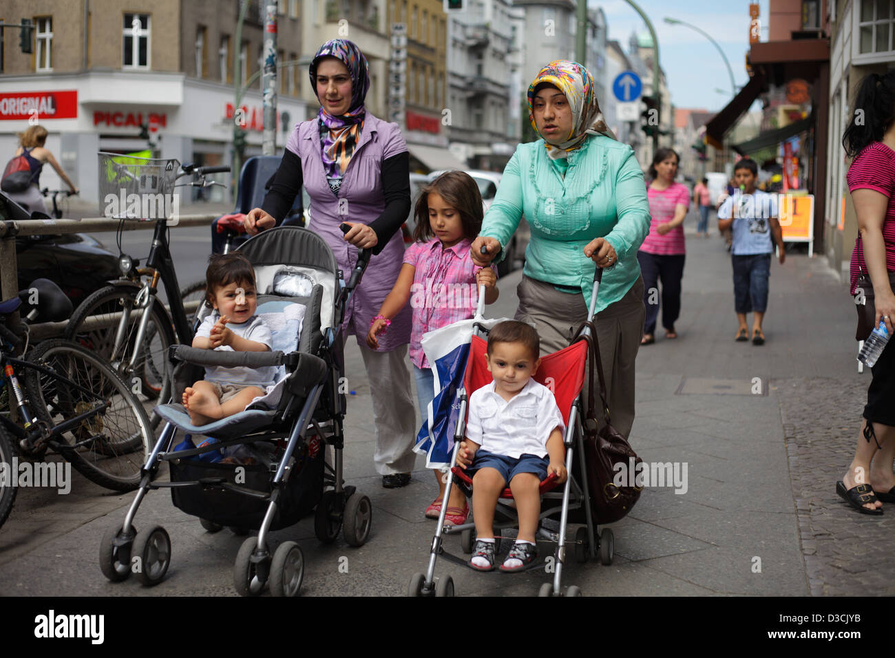 Berlin, Allemagne, les mères et leurs enfants musulmans Banque D'Images