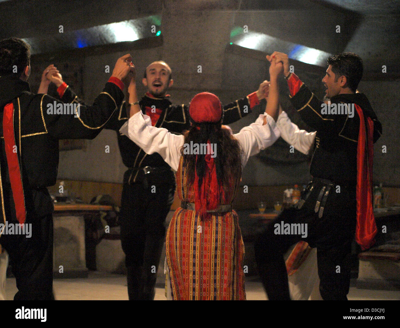 Nuit Turque show de danses traditionnelles dans la région de Cappadoce, Turquie. Banque D'Images