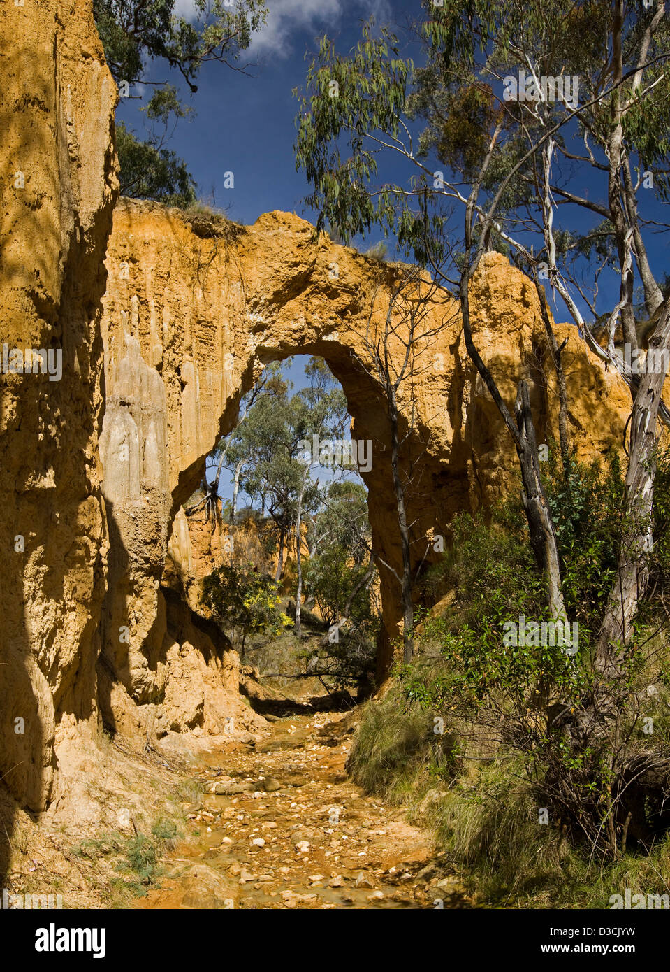 Nature arch sculptés par l'érosion éolienne et le long du Golden Gully - ancienne région minière de l'or fin près de Hill NSW Australie Banque D'Images