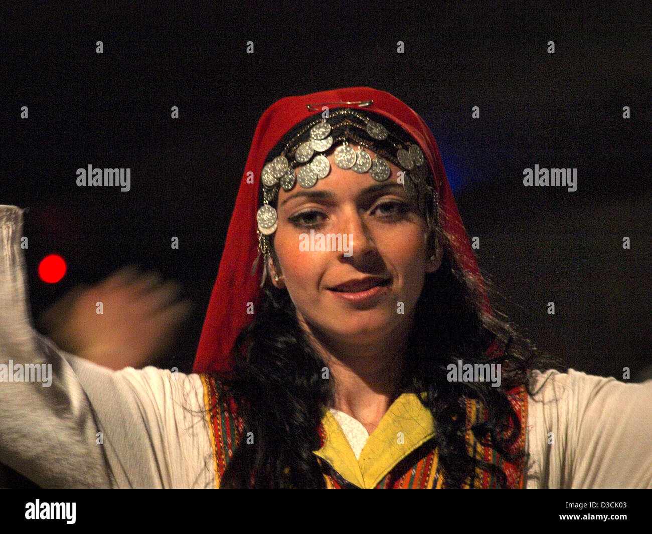 Woman dancing Nuit Turque show de danses traditionnelles dans la région de Cappadoce, Turquie. Banque D'Images