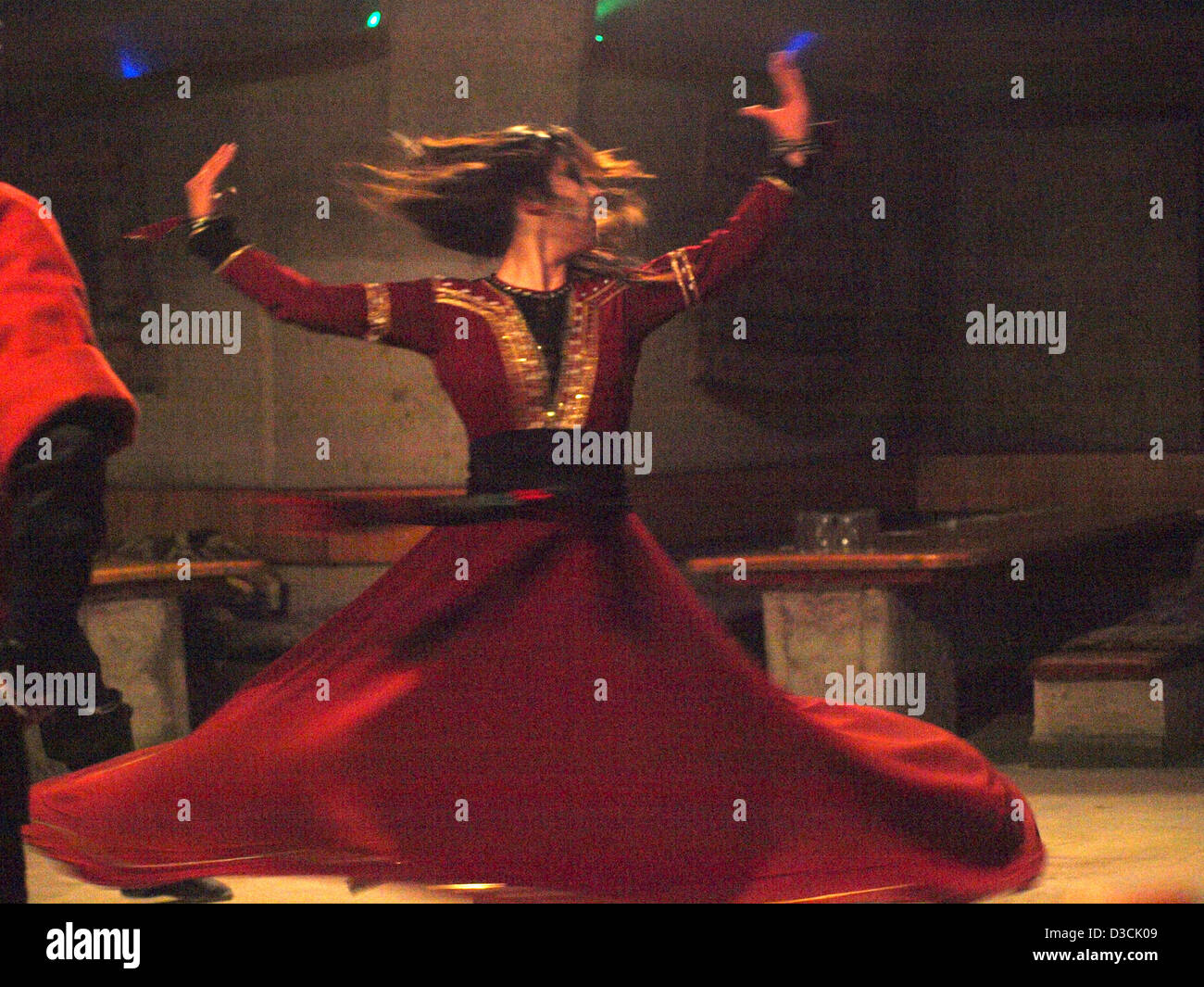 Woman dancing Nuit Turque show de danses traditionnelles dans la région de Cappadoce, Turquie. Banque D'Images